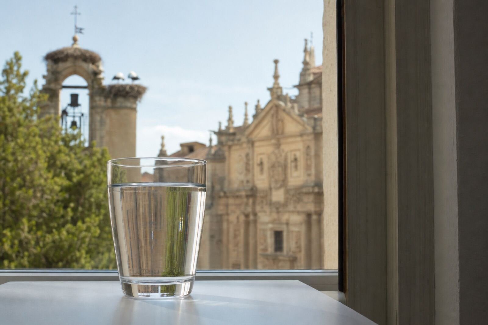 Vaso de agua del grifo con vistas a Alcalá de Henares