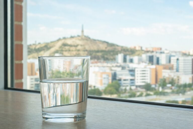 Vaso de agua del grifo con vistas a Getafe