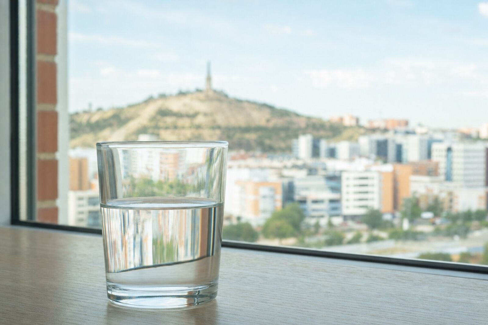Vaso de agua del grifo con vistas a Getafe