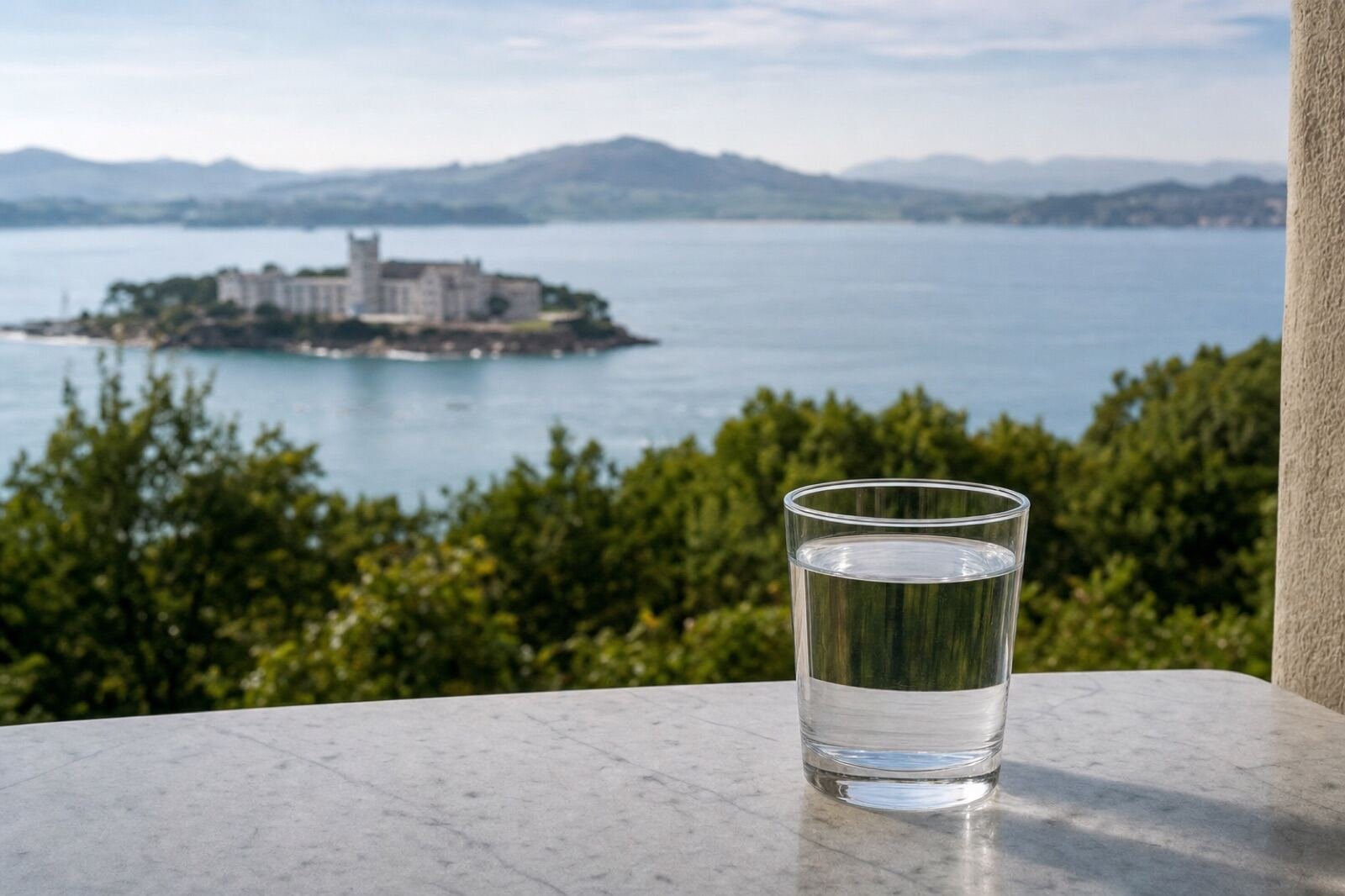 Vaso de agua del grifo con vistas a Santander