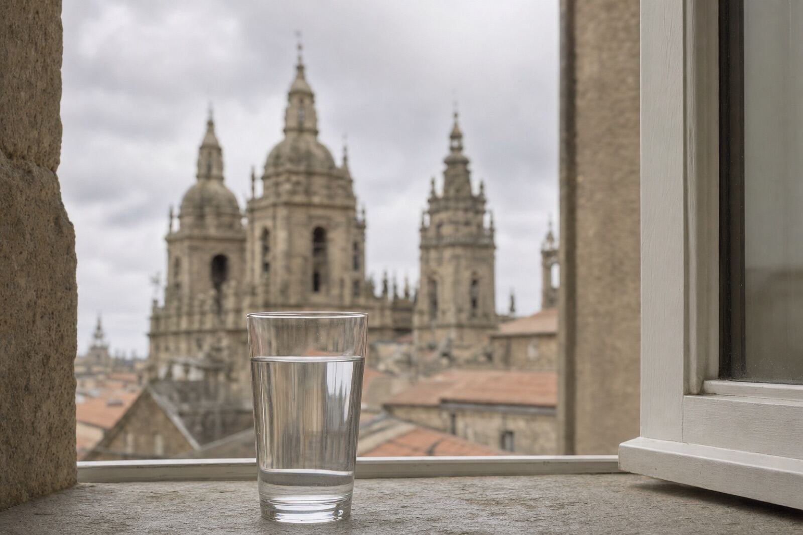 Vaso de agua del grifo con vistas a Santiago de Compostela